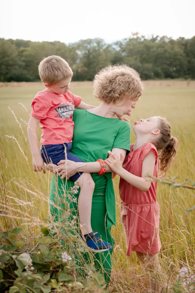 Photographe famille enfants l'Arbresle - campagne - nature - Rhône - photos spontanées vivantes