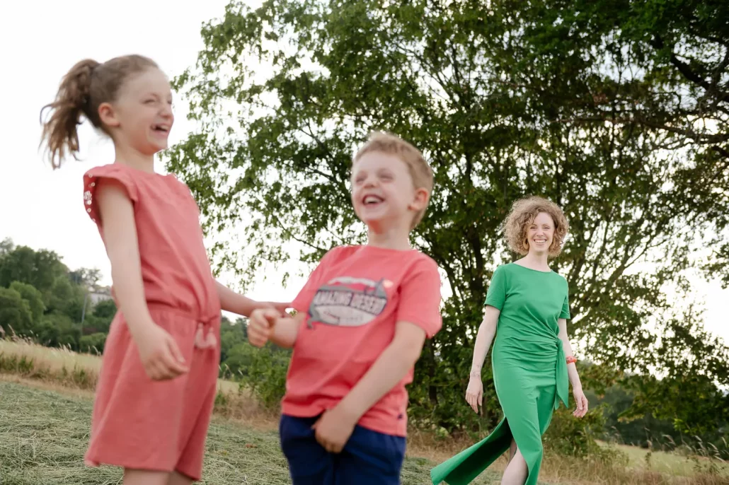 Photographe famille enfants l'Arbresle - campagne - nature - Rhône - photos spontanées vivantes