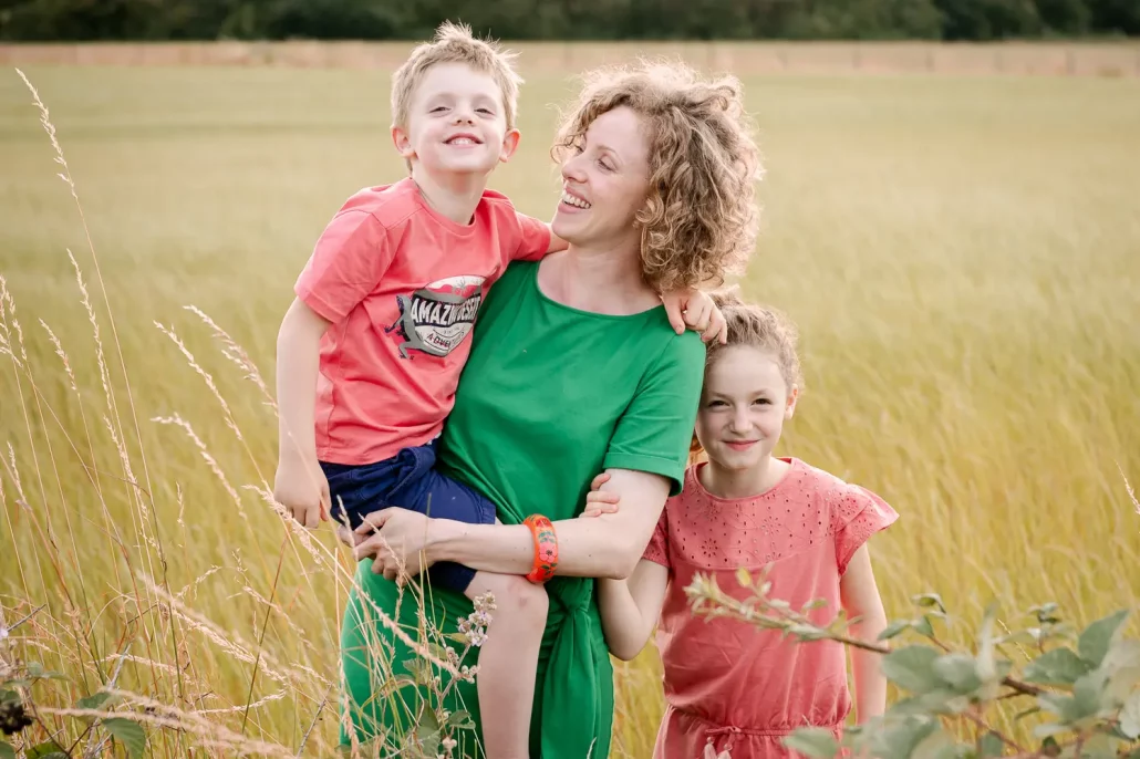 Photographe famille l'Arbresle - campagne - nature - Rhône - photos spontanées vivantes