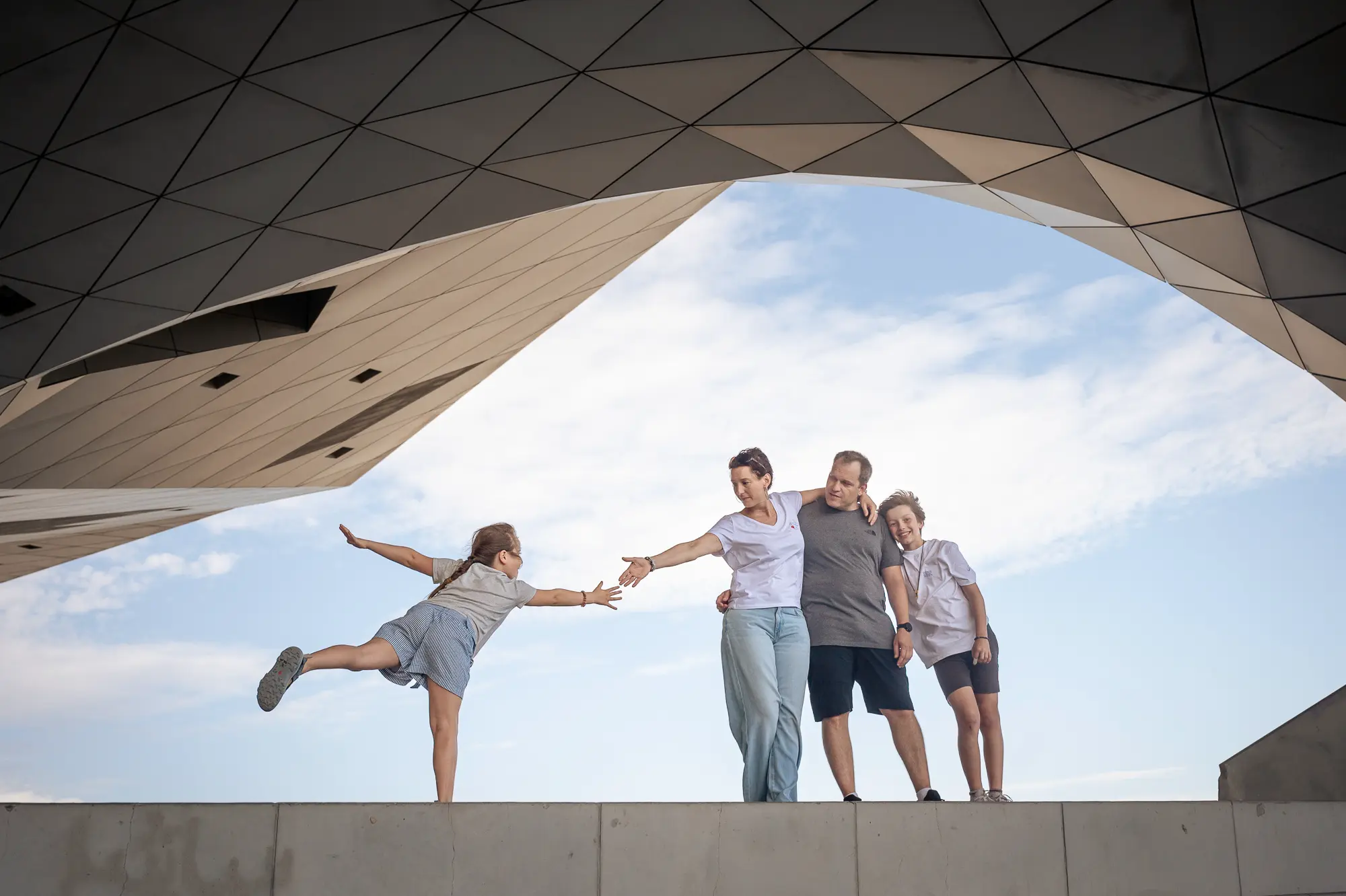 séance photo en famille au musee des confluences lyon