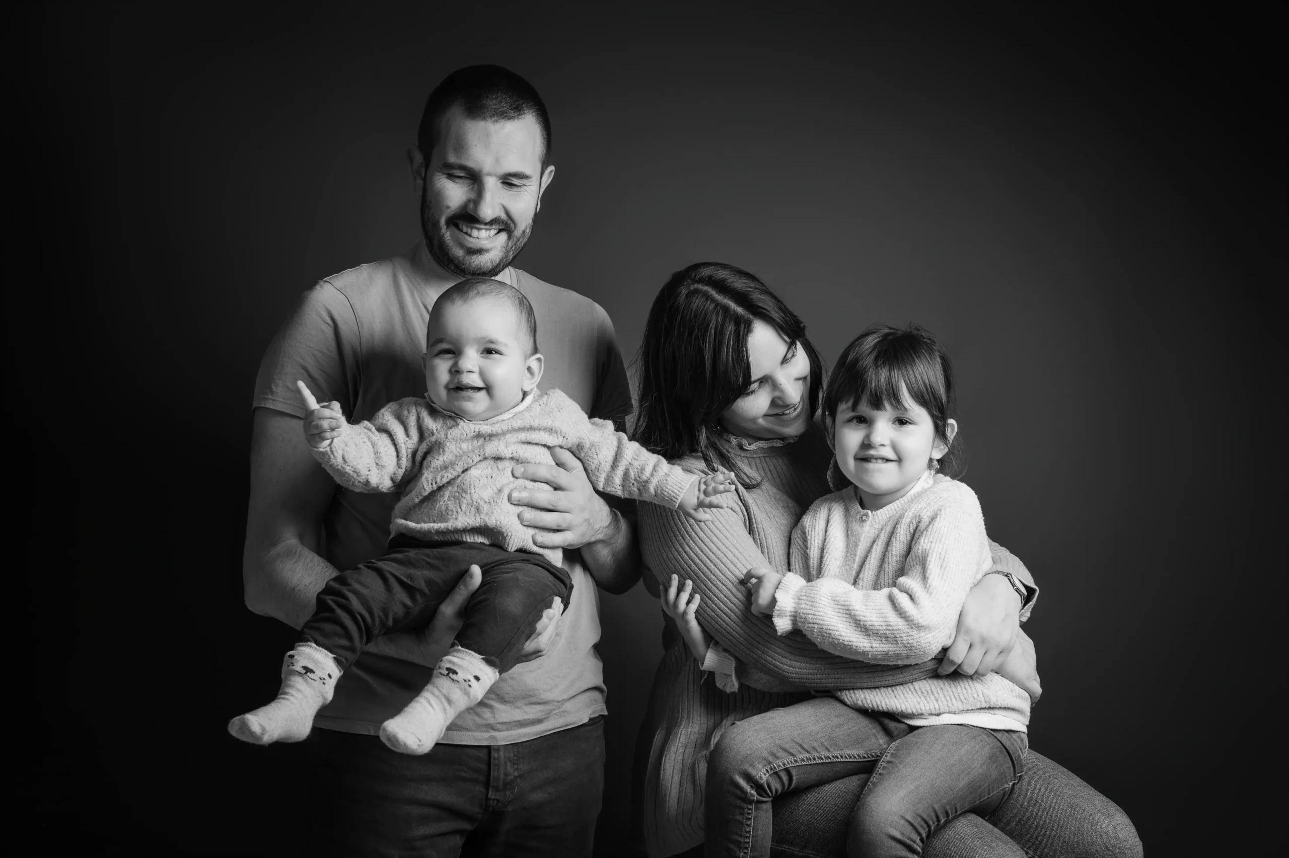 photo de famille en studio Lyon noir et blanc