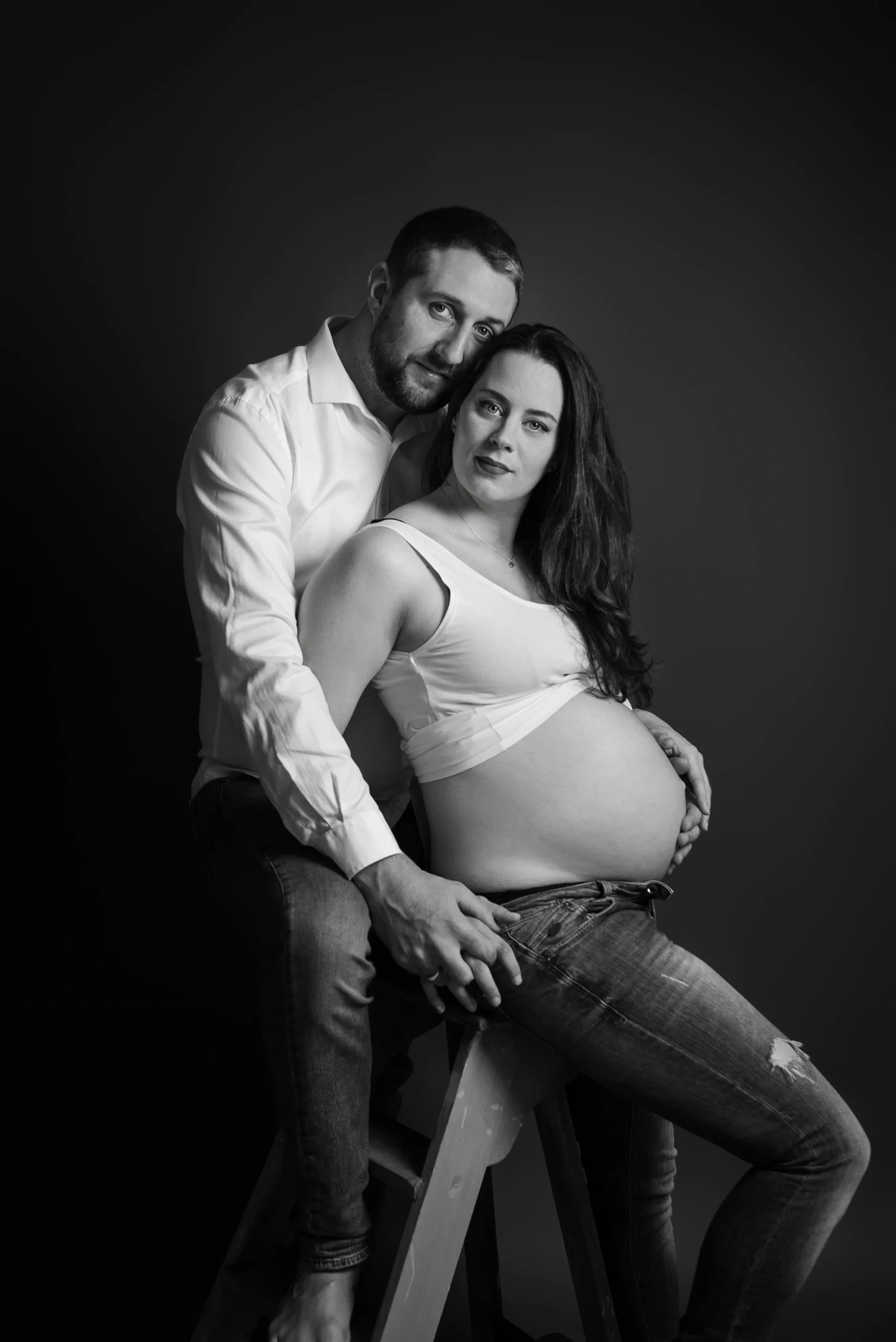 photo grossesse en studio Lyon noir et blanc